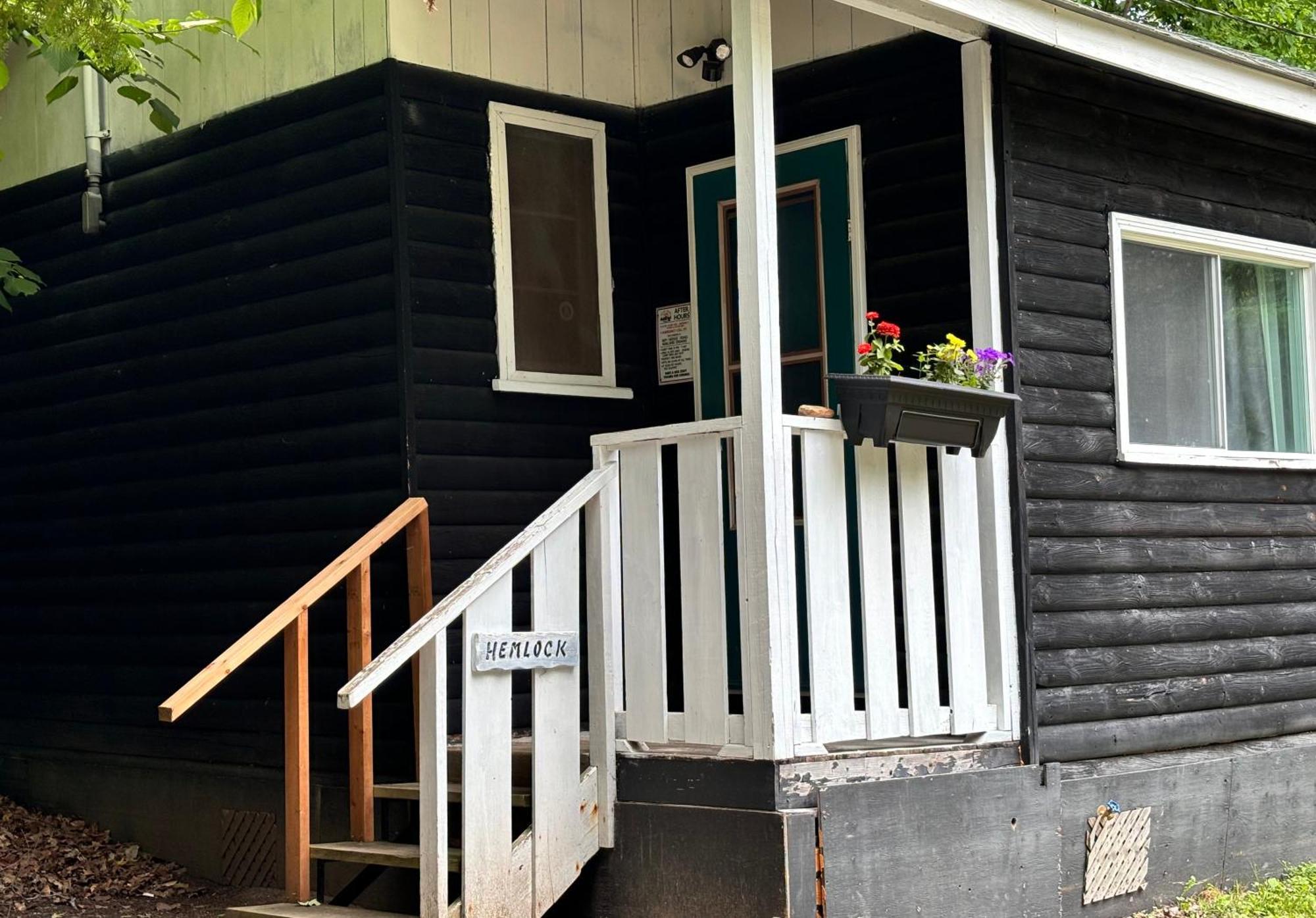 Lakefront Hideaway Resort Kawartha Lakes Exterior photo